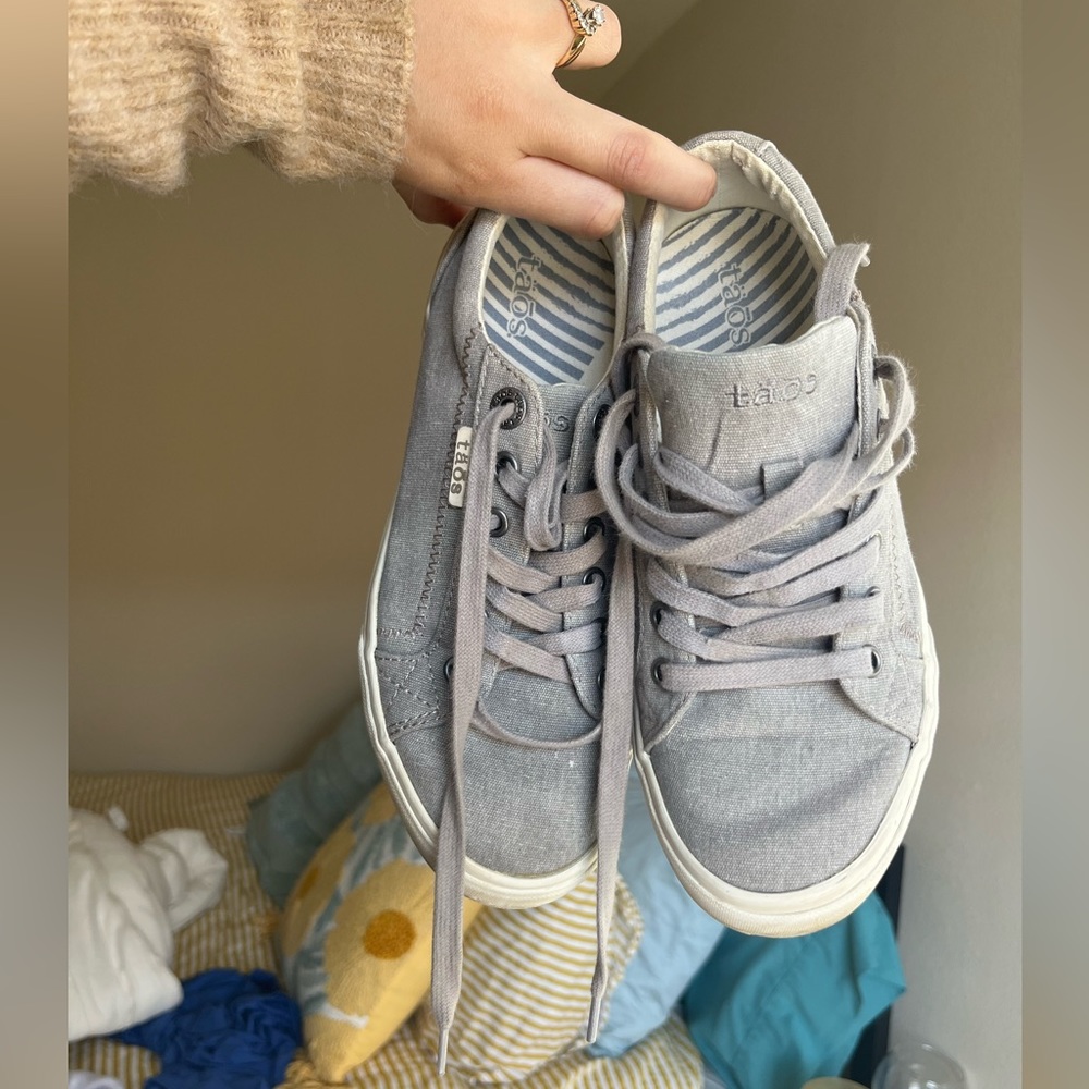 Taos women’s star sneakers